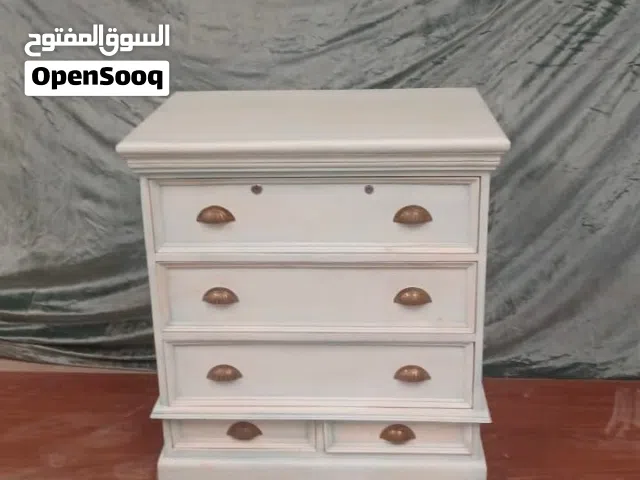 كومود أبيض أنيق بعدة أدراج بحالة جيدة White Bedside Table with Drawers – Elegant Design