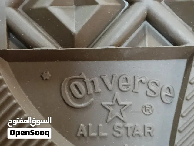 أبيض وتفاصيل باللون الأسود