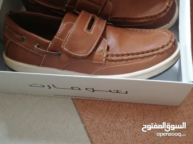 حذاد أولادي وشنطة مدرسية وحافظة الحذاء قياس 35 شبه جديد والشنطة المدرسية وحافظة طعام استخدام بسيط