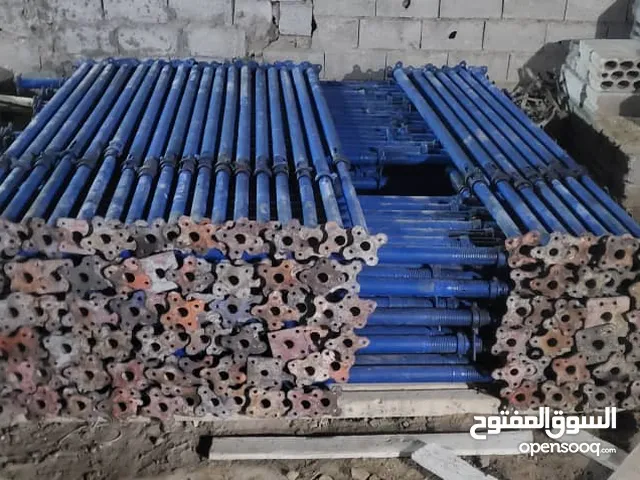 يوجد لدينا خشب مستعمل (سقالات، عوارض، خشب بناء)، جاكات حديد، ومستلزمات نجارة وبناء بحالة ممتازة.