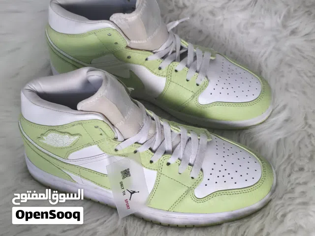 حذاء Nike Air Jordan جديد غير مستعمل بدون علبة لون مميز للبيع