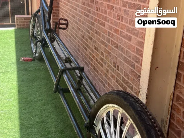 سيكل مطول عليه سنسله خلفيه و رنجات نجمه و السيكل في قمه النضافه