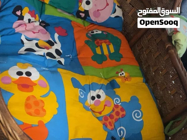 سرير أطفال بيبي قش مع الفرشه مستعمل بحالة الجديد