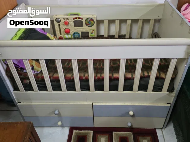 غرفة طفل صغير - سرير طفل + كنتور للبيع