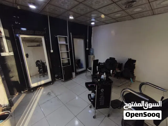 ديكور حلاقه مرايات و كراسي