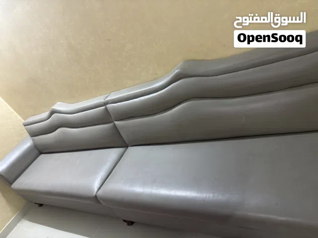 كراسي العدد 5 ل15شخص باقل سعر شبه جديد الاستعمال بسيط سبب لبيع عدم تناسب الألوان مع لون لبيت