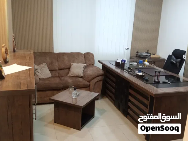 اثاث مكتبي  شبه جديد  للبيع  بسعر مغري جدا