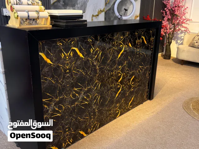 كاشير كبير وراقي باللون الأسود مع ديكور رخامي ولمسات ذهبية.