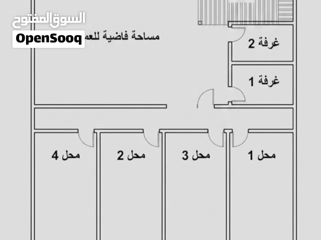 مبنى تجاري به 4 محلات وعدد 2 غرف ومساحة في الخلف للإيجار والاستثمار.