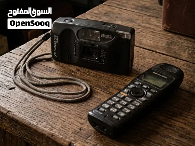 مجموعه من اغراض القديمة والكتب والمجلات