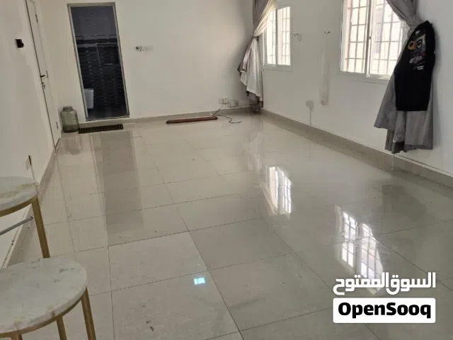 استوديو كبييير جدآ مطبخ نظامي  في الخوير امام شيشه هرمز ومستشفى بدرالسماء 160   ريال شامل الكهرباء و