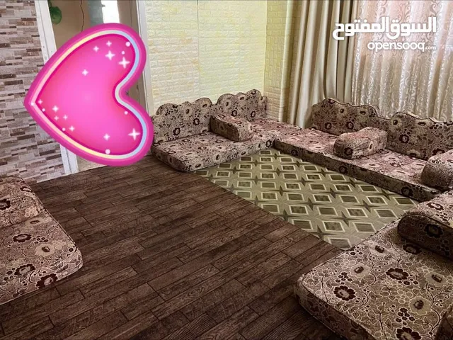 اسفنج ضغط 16 سم قماش مخمل محفر بيج وخمري 4 فرشات 4 مساند 5 ركايات للبيع 160 دينار