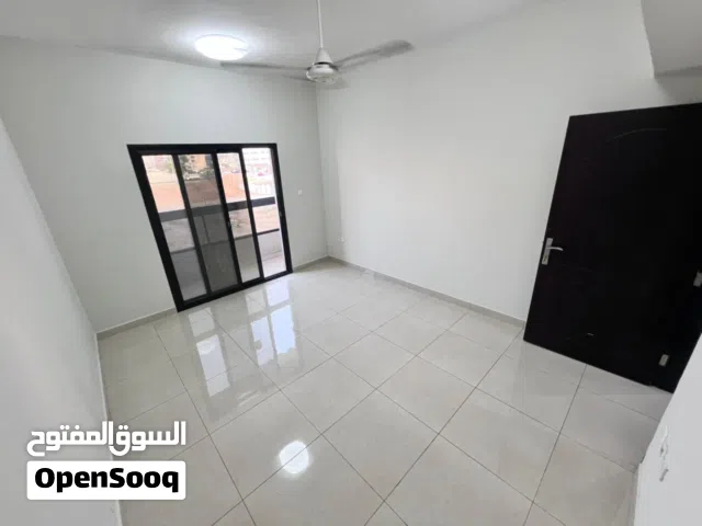 شقة غرفة وصالة منفصلة للإيجار السنوي الجرف 3 عجمان خلف السوق الصيني وقريب من فيستيفال بلكونة