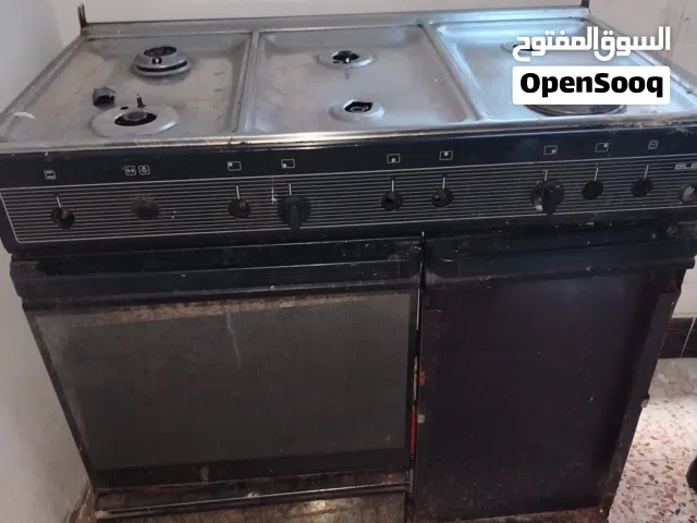 طباخ شغال استيل والفرن شغال ايضاً
