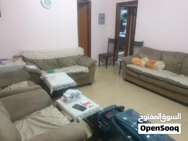 مطلوب شخص لمشاركة شخص آخر  داخل غرفه