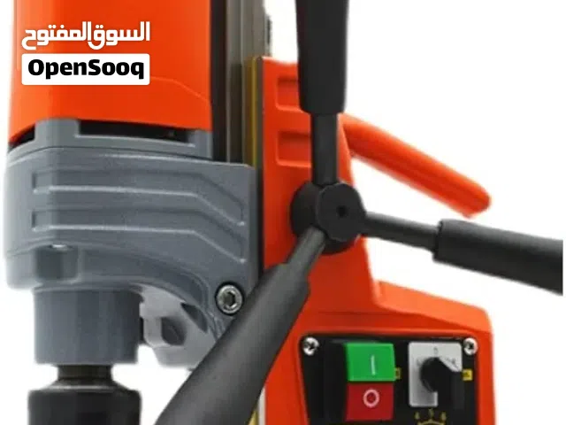 هذا الجهاز هو مثقاب مغناطيسي (Magnetic Drill Press) يستخدم لحفر المعادن. [1, 2]  آلية العمل: يعتمد ع