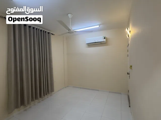 تتوفر لدينا غرف مع دورة مياه خاصه في الخوض السادسه شامل