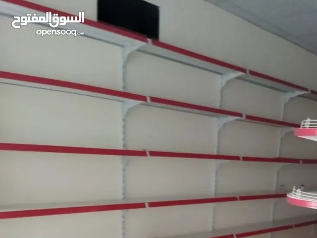 رفوف محلات جداريه لون ابيض مستعمله استعمال بسيط
