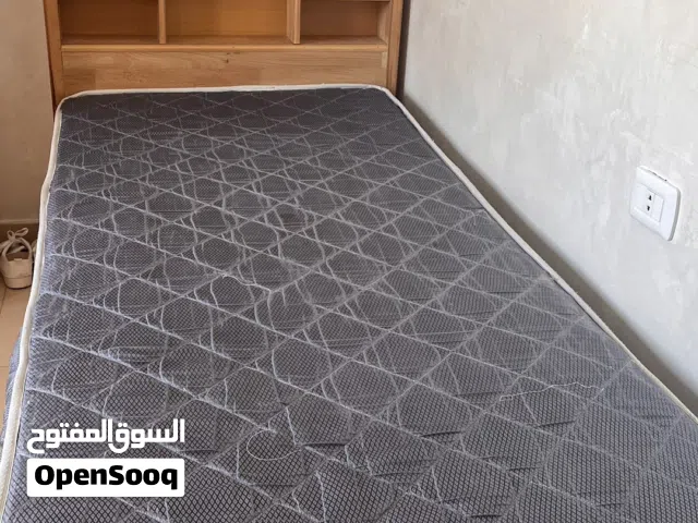غرفه نوم للشباب و للاطفال فيها تخت و مرايه وكمادينه و خزانه و مكتب دراسي استعمال بنت