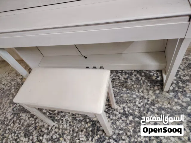 بيانو كهربائي  ياماها  كلافنوفا  أبيض اللون بحالة جيده جدا   للبيع