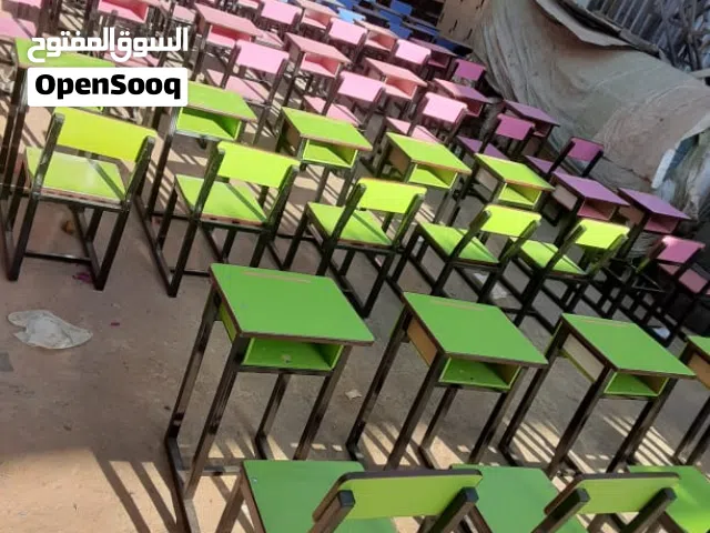 أطقم المقاعد الدراسية بألوانها الزاهية وتصميمها المريح