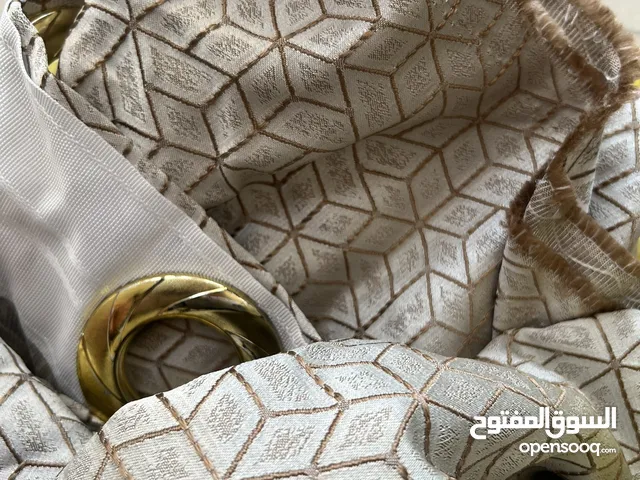 مفرش تخم ماروني اللون وبردات