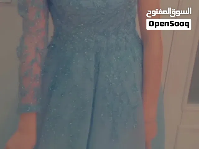 فستان زفاف ازرق مطرز تطريق فضي انيق يناسب جميع الاطلالات