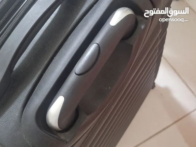 شنطة سفر حجم متوسط سوداء اللون حالتها متوسطة