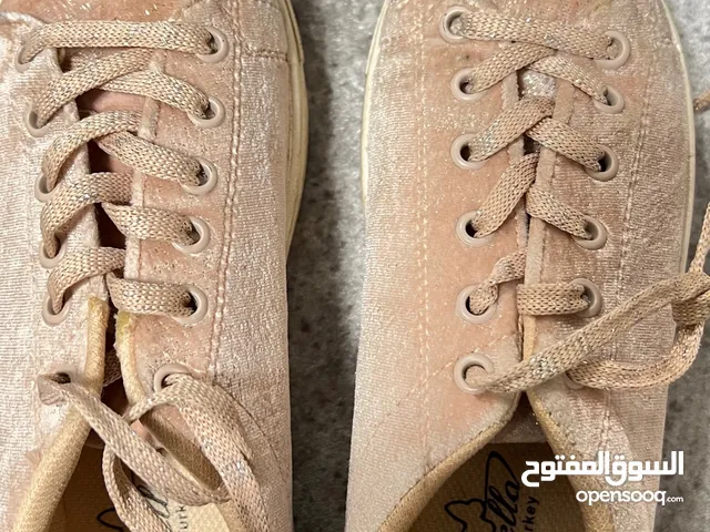 احذية سبورت جديدة و واحد مستعمل قليل نظيف جداً تجنن و مريحة باللبس الوانهة و قياسهة و اسعارهة موضحة