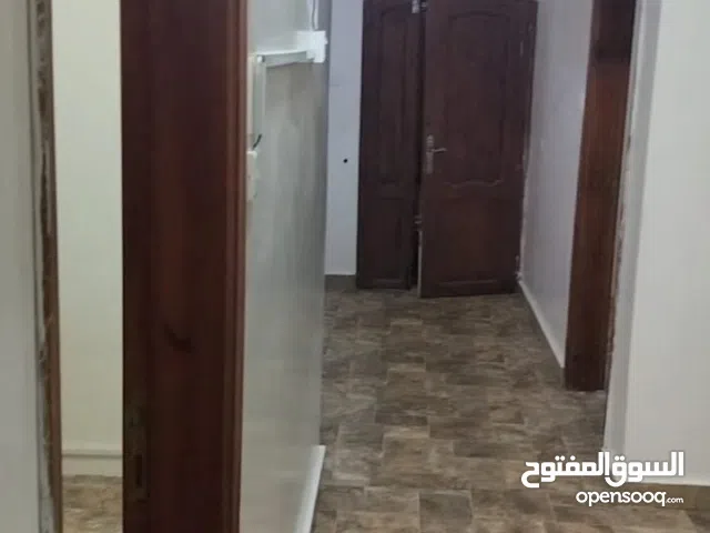 شقة للايجار مكتب او عياده تقع في موقع متميز في شارع حده على الشارع الرئيسي جوار مفروشات الجوبي