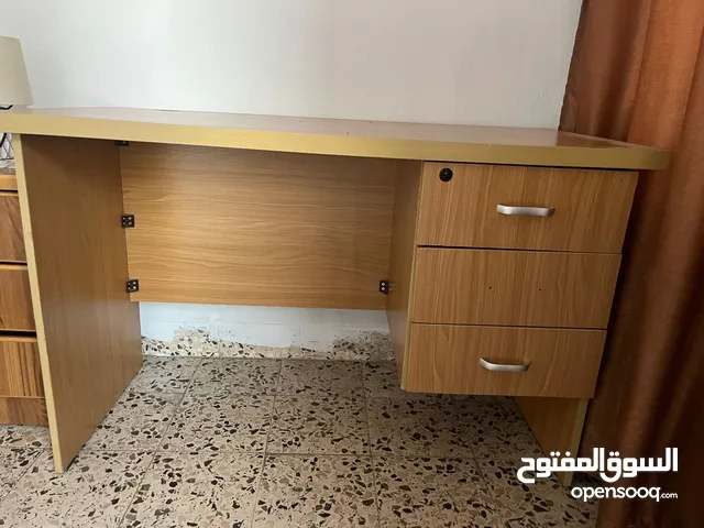 طاوله مكتبيه بحاله الوكاله جديده