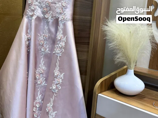فستان بلون وردي  مستعمل  مره واحده فقط