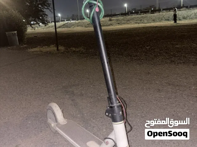 سكوتر لون ابيض