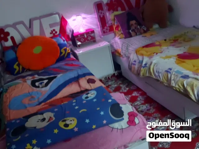 غرفة اطفال او شبابي تحتوي 3 سرير
