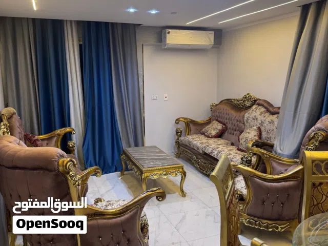 شقه للبيع او للايجار بي الفرش والتكيفات 22الف  بجوار شارع الخمسين الرئيسي وكمبوند بيراميرا
