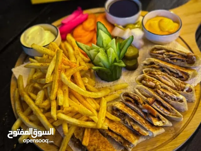 مطعم . شاورما . بروستد . زنجر . فروج . وسناكات شغال 100% للبيع أو للإيجار والضمان بكامل المعدات..