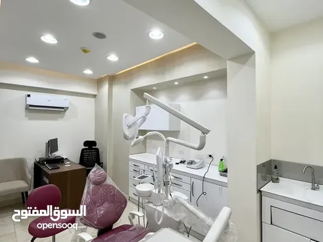 عيادة للبيع في مستشفي الشفا الدولي متشطبه بالكامل دهانات وارضيات مضادة للبكتيريا بالتكييفات
