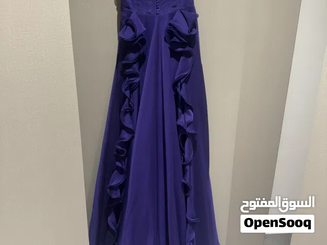 فستان سهر فنان جديد جداً بورقته