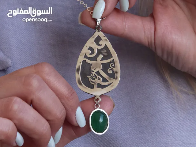 قلادة فضية مصنوعة يدوياً بتصميم رقصة الدراويش مع حجر عقيق أخضر