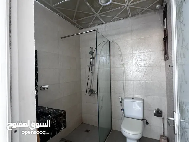(AhMeD) غرفتين وصاله سنوي مساحات ممتازة وتشطيب رائع بالروضه 3 قريبه من جميع الخدمات وبسعر مميز