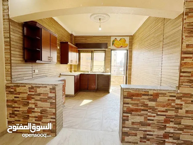 شقة طابق ثاني للبيع في الزرقاء الجديدة بالقرب من مسجد بادي بتشطيبات سوبر