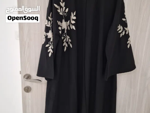 ملابس وعبايات وبلاطين وقمصان بالوان مختلفه ومقاسات مختلفه