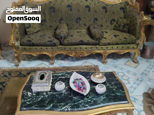 صالون مدهب كنبه واربعه كرسى وترابيزة مدهب بالرخام..عموله دمياط.خشب زان