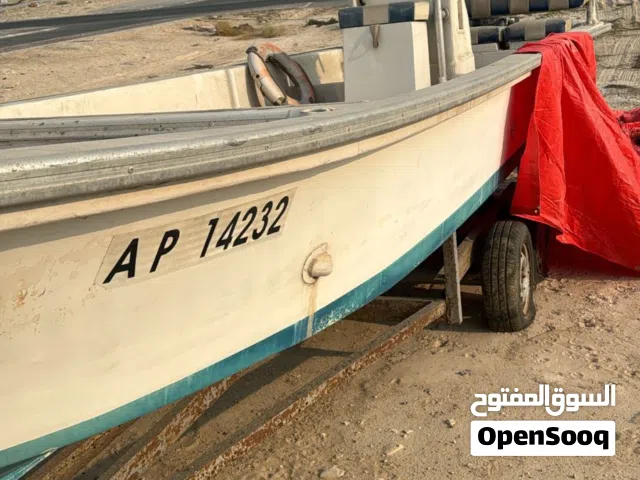 قارب للبيع
