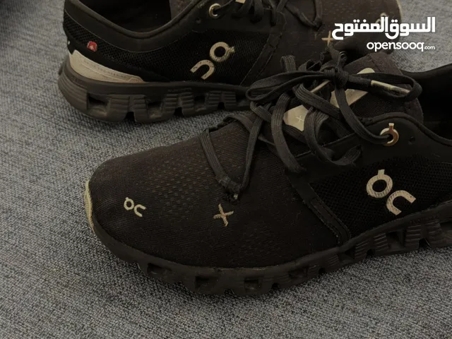 حذاء رياضه اون راننج مستعمل مقاس 38 اصلي