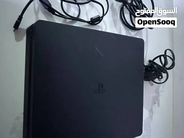 بليستيشن فور مع يده وقرص gta 5