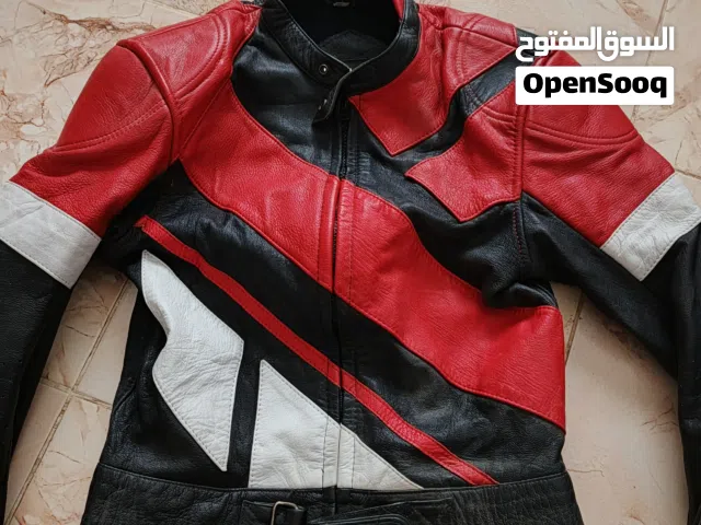 ملابس دراجات نارية مستعملة عالية الجودة ومناسبة للمحترفين والهاوين الثلاث قطع ب 15دينار فقط