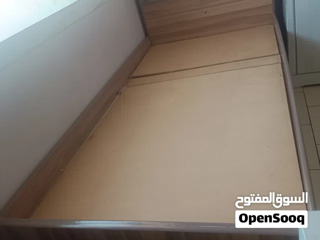 غرفة نوم سريرين و خزانة