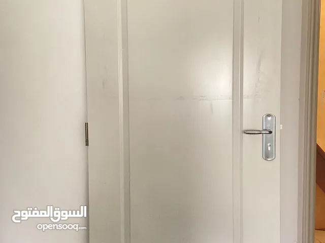 أبواب خشبية بحالة جيدة جدا استخدام بسيط