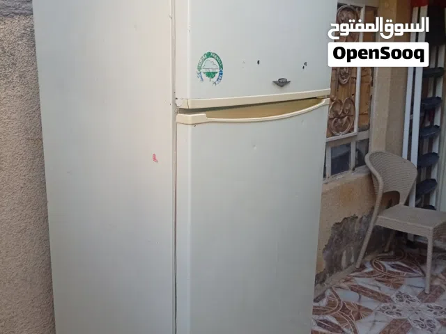 ثلاجه فستل باب اول مستعمله بيه ليك بلمجمده ليك داخلي  وبيه  مجال قياس 20 قدم